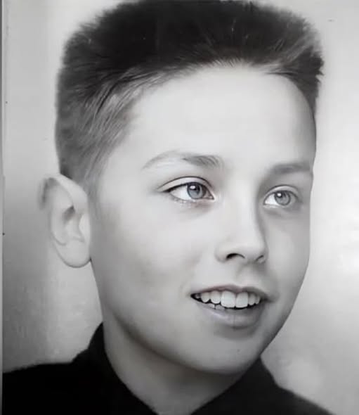 ¿Puedes adivinar quién es?: Las primeras luchas de un actor famoso, desde su infancia problemática hasta convertirse en un ícono de Hollywood.